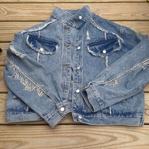 🍍POL DISTRESSED BEDAZZLED JEAN JACKET🍍SIZE LARGE 🍍
Pit to pit 25”
Length 25”